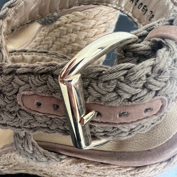 Stuart Weitzman Alex Swamp Crochet Wedge Sandal Sz 7 1/2 - Picture 4 of 9